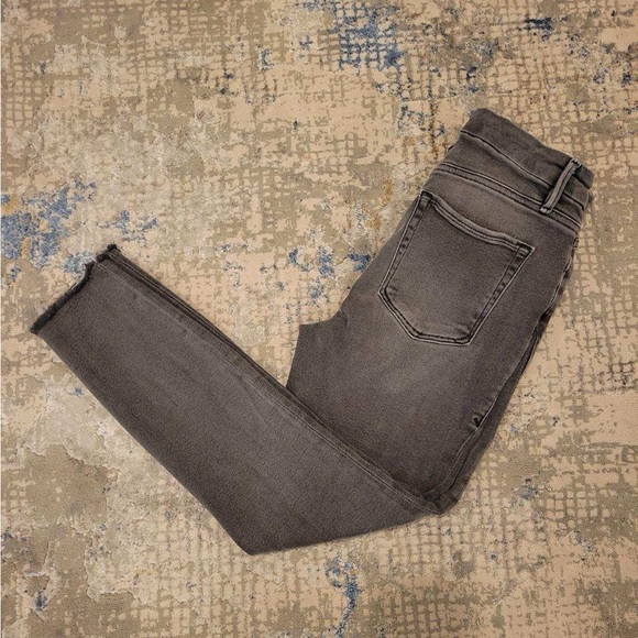 Good American - Good Waist Gray Cropped Jeans Size 6/28 in Excellent Condition!! - Picture 2 of 5